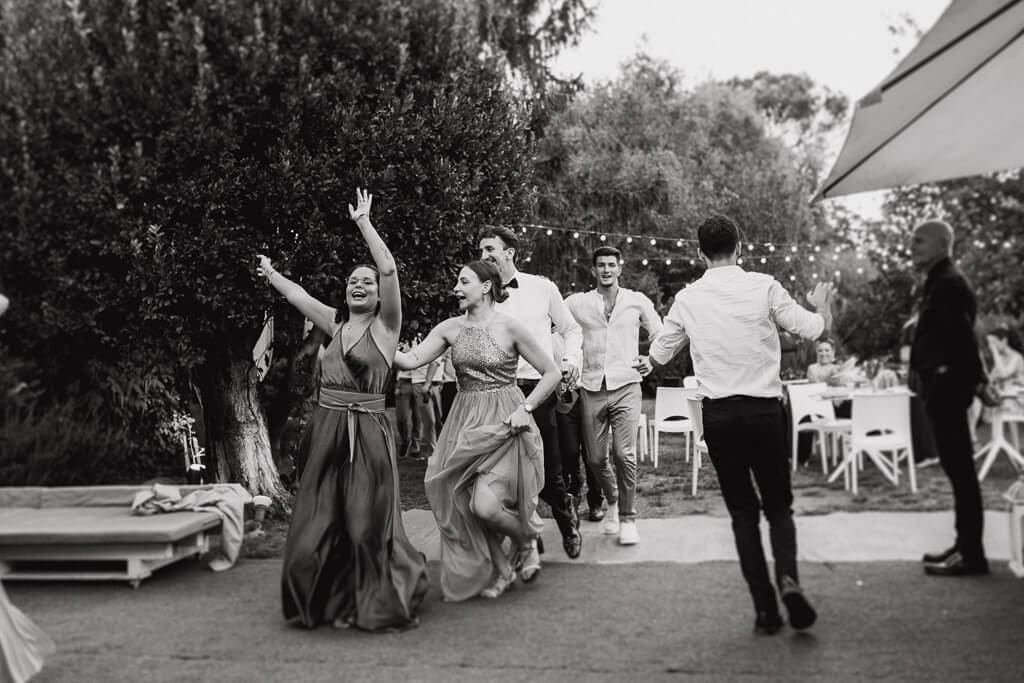 ospiti ballano al matrimonio