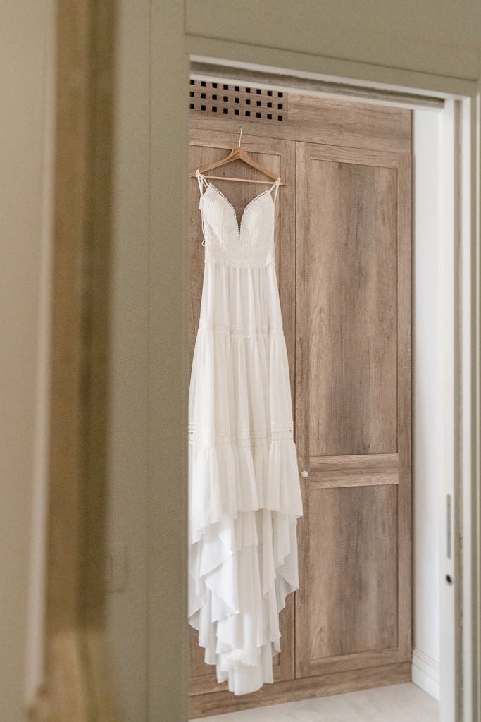 l'abito della sposa è appeso sull'armadio
