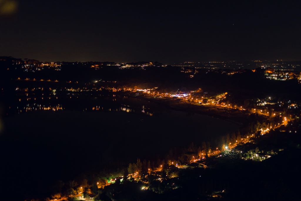 vista notturna del lago di albano dalla terrazza della locanda del pontefice luxury country hotel