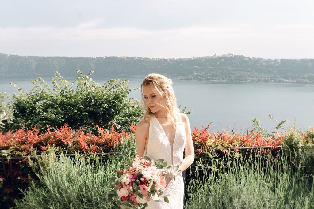 la sposa sulla terrazza vista lago