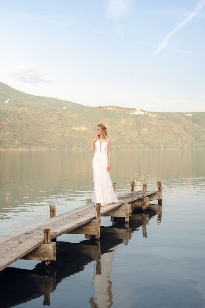 la sposa sul molo di legno sul lago