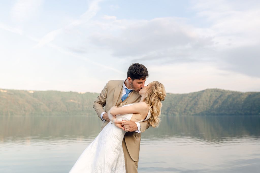 sposi si baciano al lago