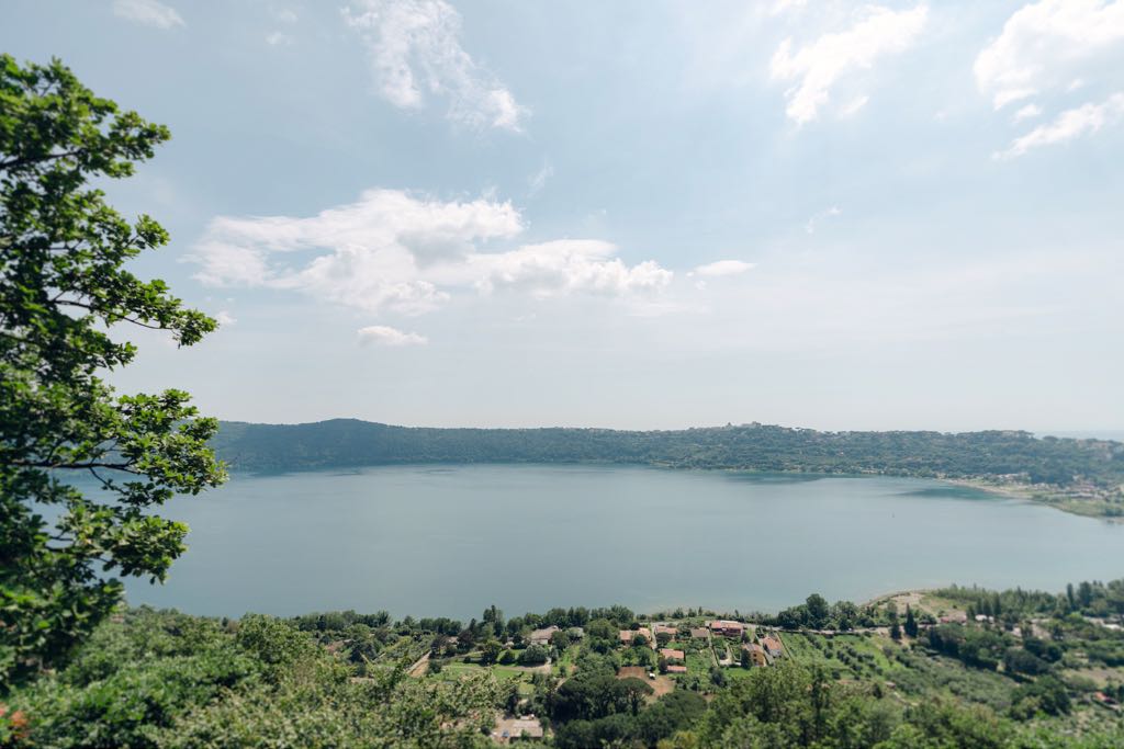 il lago di Albano visto dalla terrazza della locanda del pontefice Luxury country hotel